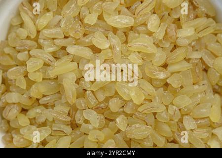 Un mucchio di bulgur grezzo primo piano. Macro texture bulgur. Foto Stock