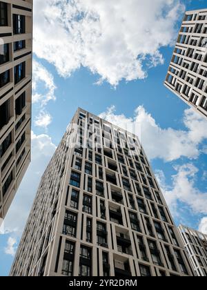 Si affacciano su tre edifici moderni. Complesso residenziale Towers of Slavutych. Foto Stock