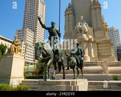 Statua in bronzo di Don Chisciotte e Sancho Panza presso il monumento Cervantes, Plaza de Espana, Madrid, Spagna Foto Stock