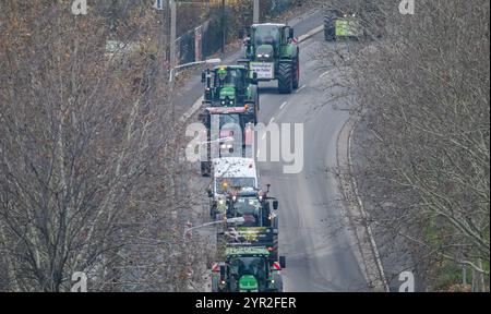 Dresda, Germania. 2 dicembre 2024. I contadini sassoni guidano con i trattori sulla Magdeburger Straße al parlamento statale per consegnare una lettera di protesta al governo statale. Gli agricoltori chiedono la rinegoziazione dell'accordo Mercosur e l'introduzione di un'etichettatura obbligatoria di origine per tutti i prodotti alimentari. Crediti: Robert Michael/dpa/Alamy Live News Foto Stock