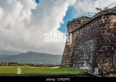 St. George's, Grenada - 4 gennaio 2018: Le storiche mura di pietra di Fort Frederick sotto un cielo spettacolare. Foto Stock