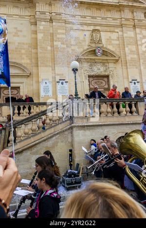 Cospicua, Malta - 1 dicembre 2024. Sfilata all'aperto con banda d'ottone e Confetti per celebrare il Festival culturale Foto Stock