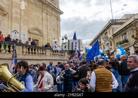 Cospicua, Malta - 1 dicembre 2024. Colorato Street Festival con Brass Band e palloncini decorati Foto Stock