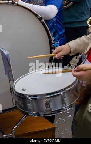 Cospicua, Malta - 1 dicembre 2024. Primo piano di musicisti che suonano i tamburi durante una parata musicale all'aperto Foto Stock