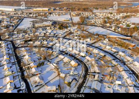 Tranquilla mattina invernale nelle aree residenziali americane i quartieri sono ricoperti di neve, con la quiete e la luce soffusa che si aggiunge a una tranquilla atmosfera invernale. Foto Stock