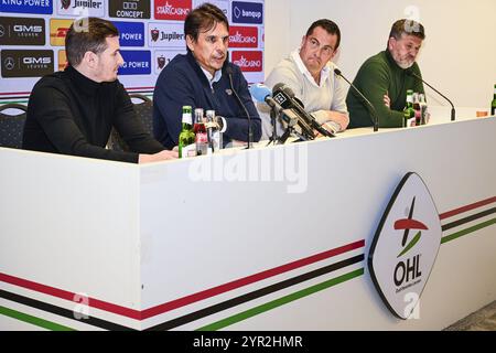 Lovanio, Belgio. 2 dicembre 2024. L'allenatore dell'OHL Chris Coleman, l'amministratore delegato dell'OHL Frederic Van den Steen e il direttore tecnico dell'OHL Gyorgy Csepregi nella foto durante una conferenza stampa della squadra belga di calcio Oud-Heverlee Leuven per presentare il loro nuovo allenatore, a Lovanio, lunedì 2 dicembre 2024. BELGA PHOTO TOM GOYVAERTS credito: Belga News Agency/Alamy Live News Foto Stock