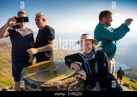 Regno Unito, Galles, Gwynedd, Snowdonia, Mount Snowdon senior female Tourist at summit Foto Stock