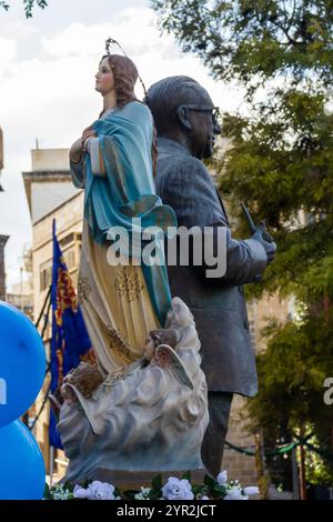 Cospicua, Malta - 1 dicembre 2024. Statua con figure religiose nell'ambiente urbano all'aperto Foto Stock