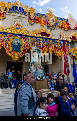 Cospicua, Malta - 1 dicembre 2024. Festa religiosa colorata processione con decorazioni ornate e partecipanti Foto Stock