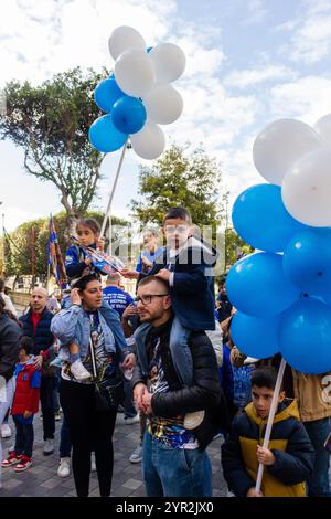 Cospicua, Malta - 1 dicembre 2024. Processione religiosa che celebra la Vergine Maria con la partecipazione della Comunità locale Foto Stock