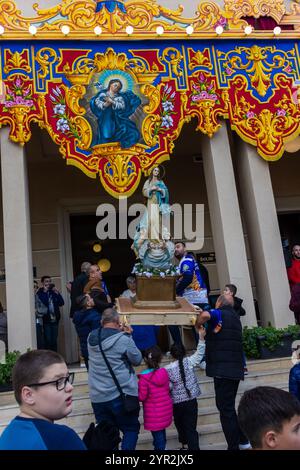 Cospicua, Malta - 1 dicembre 2024. Festa religiosa colorata processione con decorazioni ornate e partecipanti Foto Stock