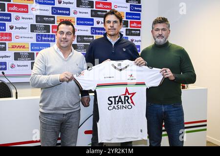 Lovanio, Belgio. 2 dicembre 2024. Il CEO dell'OHL Frederic Van den Steen, il capo-allenatore dell'OHL Chris Coleman e il direttore tecnico dell'OHL Gyorgy Csepregi nella foto durante una conferenza stampa della squadra belga di calcio Oud-Heverlee Leuven per presentare il loro nuovo capo-allenatore, a Lovanio, lunedì 2 dicembre 2024. BELGA PHOTO TOM GOYVAERTS credito: Belga News Agency/Alamy Live News Foto Stock