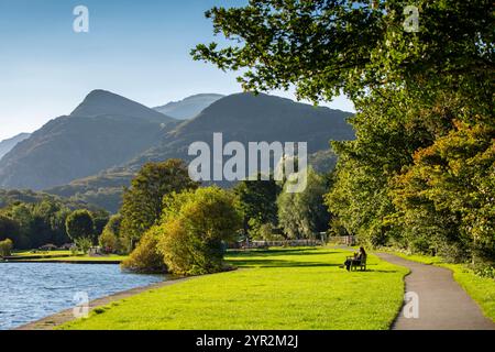 Regno Unito, Galles, Gwynedd, Snowdonia, Llanberis, Llyn Padarn, il lungolago Foto Stock