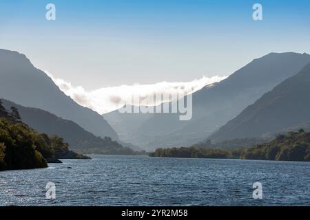 Regno Unito, Galles, Gwynedd, Snowdonia, Llanberis, Llyn Padarn sotto Elidir Fawr e le montagne di Snowdon Foto Stock