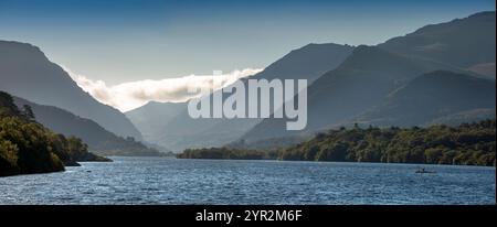 Regno Unito, Galles, Gwynedd, Snowdonia, Llanberis, Llyn Padarn sotto le montagne Elidir Faw e Snowdon, panoramica Foto Stock