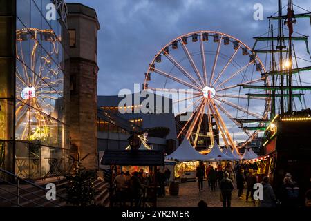 Ruota panoramica al Museo del cioccolato al mercatino di Natale nel porto di Rheinau, Colonia, Germania. Riesenrad am Schokoladenmuseum auf dem Weihnacht Foto Stock