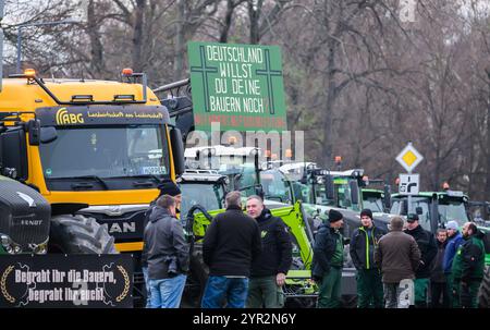 Dresda, Germania. 2 dicembre 2024. Gli agricoltori sassoni si trovano davanti al parlamento dello stato con i trattori per consegnare una lettera di protesta al governo dello stato. Gli agricoltori chiedono la rinegoziazione dell'accordo Mercosur e l'introduzione di un'etichettatura obbligatoria di origine per tutti gli alimenti. Crediti: Robert Michael/dpa/Alamy Live News Foto Stock