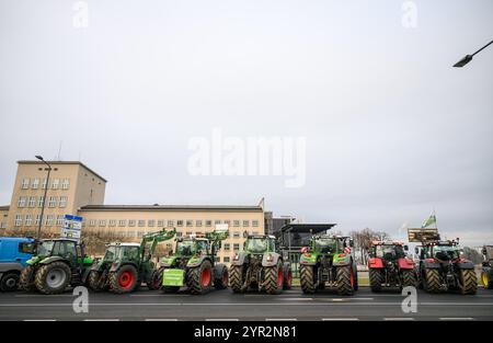 Dresda, Germania. 2 dicembre 2024. Gli agricoltori sassoni si trovano davanti al parlamento dello stato con i trattori per consegnare una lettera di protesta al governo dello stato. Gli agricoltori chiedono la rinegoziazione dell'accordo Mercosur e l'introduzione di un'etichettatura obbligatoria di origine per tutti gli alimenti. Crediti: Robert Michael/dpa/Alamy Live News Foto Stock