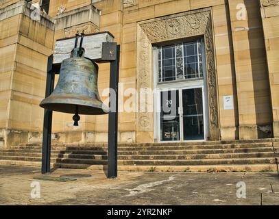 Replica della Liberty Bell di fronte al vecchio edificio municipale di Hamilton Ohio USA 2024 Foto Stock