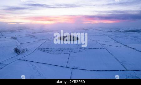 20/11/24 dopo una notte di temperature inferiori allo zero nel Peak District, l'alba si rompe sul paesaggio ghiacciato che circonda Minninglow. Minninglow e' il Th Foto Stock