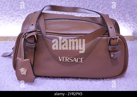 BORSA VERSACE PER DONNA IN MOSTRA ALL'INTERNO DEL NEGOZIO DI MODA Foto Stock