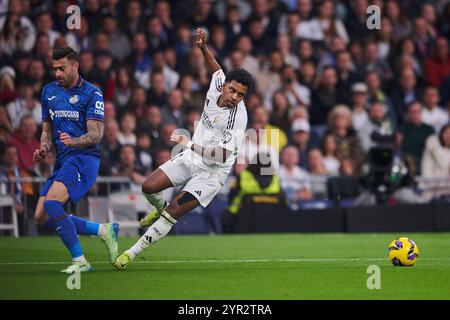 MADRID, SPAGNA - 1° DICEMBRE: Rodrygo passa ala destra del Real Madrid gareggia per il pallone con Diego Rico, posteriore sinistro del Getafe CF durante la partita LaLiga EA Sports tra Real Madrid e Getafe CF allo stadio Santiago Bernabeu il 1° dicembre 2024 a Madrid, Spagna. (Foto di Francisco Macia/Photo Players Images/Magara Press) Foto Stock