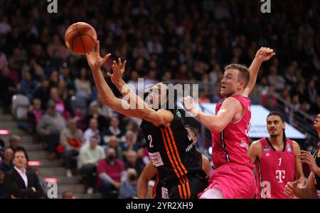 Bonn, Germania. 1 dicembre 2024. Yago Mateus Dos Santos (Ulma), Thomas Kennedy (Bonn), Telekom Baskets Bonn V Ratiopharm Ulm, easyCredit German Basketball League, Matchday 10, Bonn, 01.12.2024. Crediti: Juergen Schwarz/Alamy Live News Foto Stock