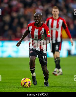 Yoane Wissa di Brentford in azione durante la partita di Premier League al Gtech Community Stadium di Brentford. Data foto: Sabato 30 novembre 2024. Foto Stock