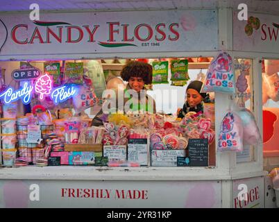 Un chiosco con filo di candela sul molo di Brighton Foto Stock