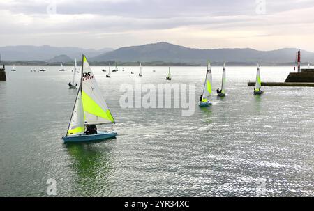 Piccoli gommoni di ritorno alla scuola di vela Santander Bay Cantabria Spagna Centro Especializado De alto Rendimiento De Vela Príncipe Felipe Foto Stock