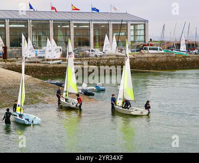 Piccoli gommoni di ritorno alla scuola di vela Santander Bay Cantabria Spagna Centro Especializado De alto Rendimiento De Vela Príncipe Felipe Foto Stock