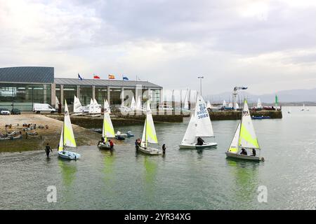 Piccoli gommoni di ritorno alla scuola di vela Santander Bay Cantabria Spagna Centro Especializado De alto Rendimiento De Vela Príncipe Felipe Foto Stock