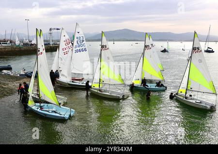 Piccoli gommoni di ritorno alla scuola di vela Santander Bay Cantabria Spagna Centro Especializado De alto Rendimiento De Vela Príncipe Felipe Foto Stock