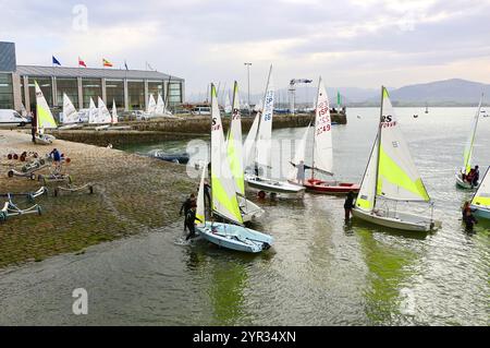 Piccoli gommoni di ritorno alla scuola di vela Santander Bay Cantabria Spagna Centro Especializado De alto Rendimiento De Vela Príncipe Felipe Foto Stock