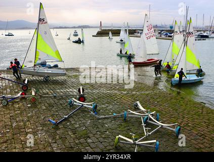 Piccoli gommoni di ritorno alla scuola di vela Santander Bay Cantabria Spagna Centro Especializado De alto Rendimiento De Vela Príncipe Felipe Foto Stock