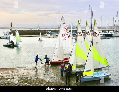 Piccoli gommoni di ritorno alla scuola di vela Santander Bay Cantabria Spagna Centro Especializado De alto Rendimiento De Vela Príncipe Felipe Foto Stock