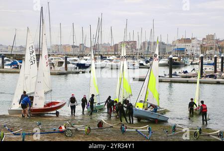 Piccoli gommoni di ritorno alla scuola di vela Santander Bay Cantabria Spagna Centro Especializado De alto Rendimiento De Vela Príncipe Felipe Foto Stock