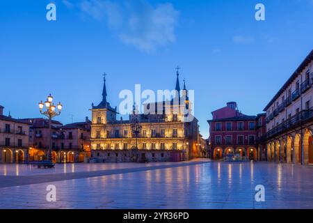 Vista notturna di Plaza Mayor di Leon. Castilla y Leon, Spagna Foto Stock