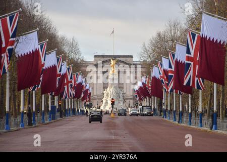 Londra, Regno Unito. 2 dicembre 2024. Le bandiere del Qatar e le Union Jacks fiancheggiano il Mall che porta a Buckingham Palace prima della visita di Stato dell'Emiro del Qatar, lo sceicco Tamim bin Hamad al Thani. Crediti: Vuk Valcic/Alamy Live News Foto Stock