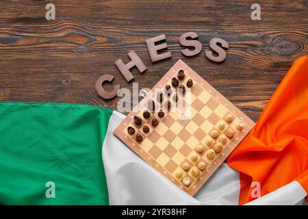 Tabellone con scacchi e bandiera dell'Irlanda su sfondo di legno Foto Stock