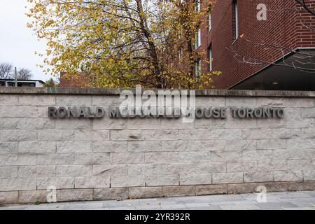 Insegna Ronald McDonald House su McCaul Street nel centro di Toronto, Ontario, Canada Foto Stock
