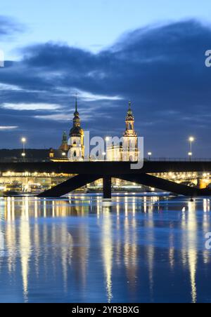 Dresda, Germania. 2 dicembre 2024. Vista serale del ponte crollato di Carolabrücke di fronte alla storica città vecchia sull'Elba. La sezione occidentale del ponte con i binari del tram, la pista ciclabile e il sentiero pedonale crollarono nella notte dell'11 settembre 2024 per ragioni ancora sconosciute. Crediti: Robert Michael/dpa/Alamy Live News Foto Stock