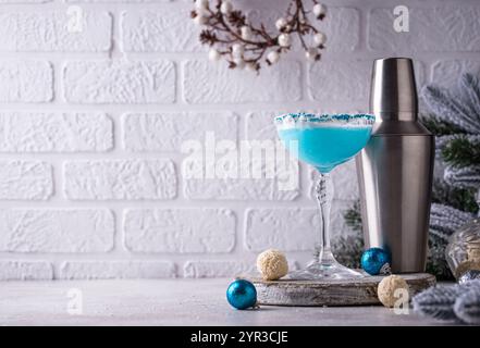 Cocktail di Natale con curacao blu Foto Stock