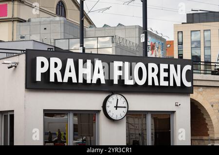 Cartello Praha Florenc alla fermata dell'autobus nel centro città. Destinazione di viaggio per molti turisti nella Repubblica Ceca. Terminal principale degli autobus di Praga. Foto Stock