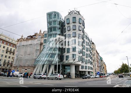 La Dancing House (Tančící dům) o edificio Ginger and Fred esterno nella città di Praha. Architettura durante il giorno in un incrocio stradale affollato. Foto Stock