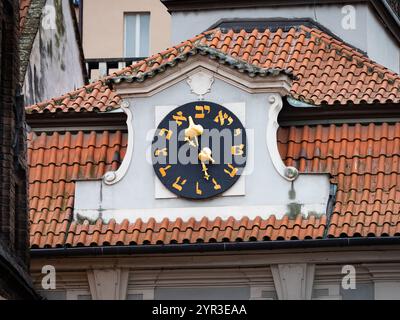 Orologio ebraico sul vecchio edificio del municipio nel famoso quartiere ebraico Josefov a Praga. Il luogo storico è una destinazione di viaggio. Foto Stock