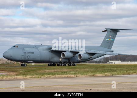 Un C-5M Super Galaxy taxi per un parcheggio dopo l'atterraggio del 17 dicembre 2020 presso la dover Air Force base, Delaware. Diciotto C-5 ms sono assegnati a dover AFB. Foto Stock