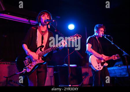 Alejandra Deheza e Benjamin Curtis si esibiscono con la loro band School of Seven Bells, Wolverhampton Slade Rooms; 20 luglio 2012. Foto Stock