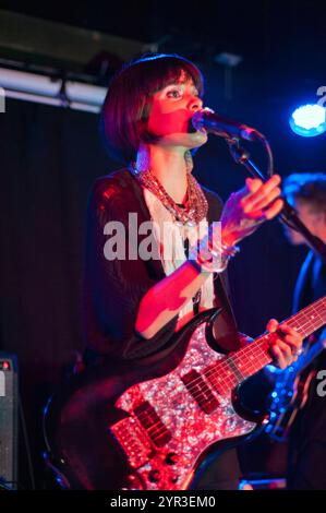 Alejandra Deheza si esibisce con la sua band School of Seven Bells, Wolverhampton Slade Rooms; 20 luglio 2012. Foto Stock