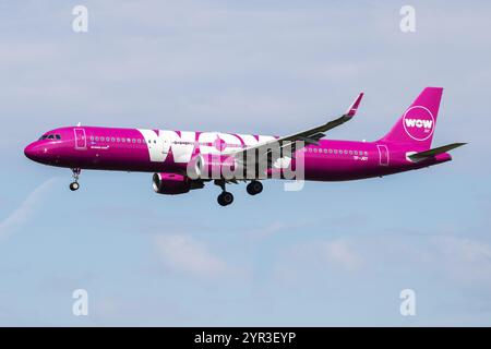 Amsterdam, Paesi Bassi - 3 luglio 2017: Aereo passeggeri WOW Air in aeroporto. Pianificare i viaggi di volo. Aviazione e aerei. Trasporto aereo. Intern. Globale Foto Stock